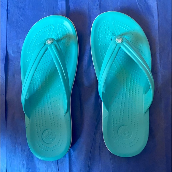 crocs blue flip flops